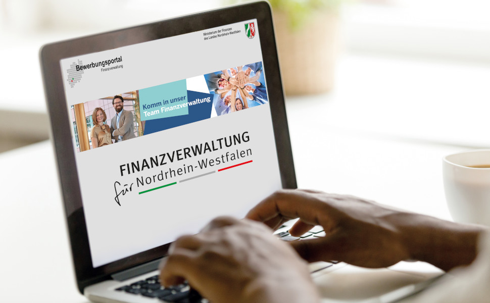 Auf einem Laptop ist die Website der Finanzverwaltung NRW geöffnet.