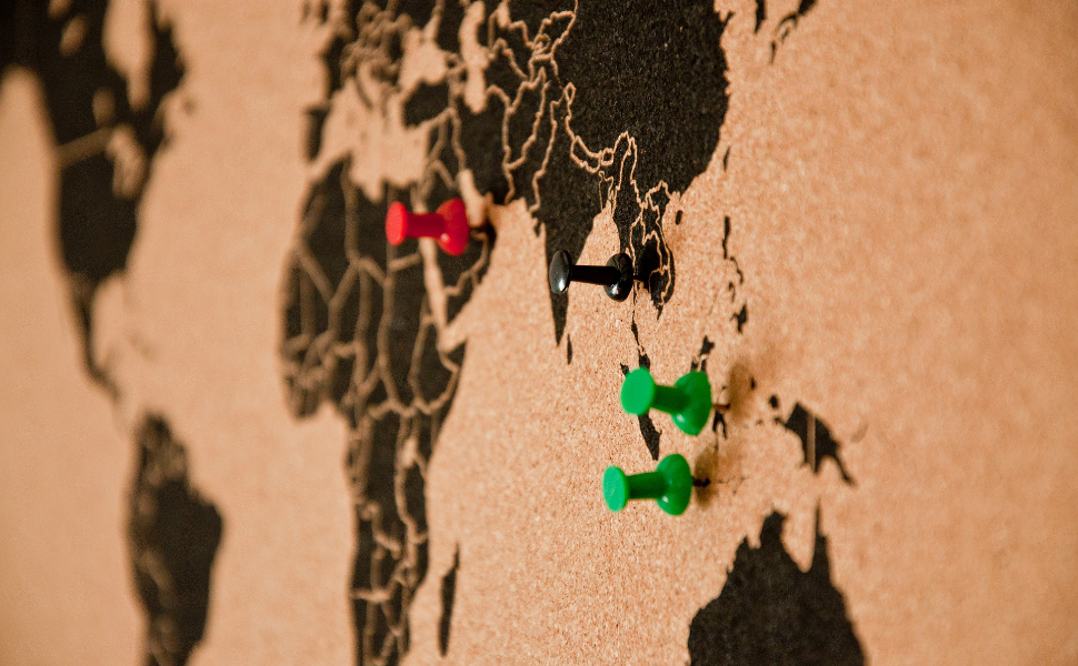 Pinnwand mit Weltkarte und Pins