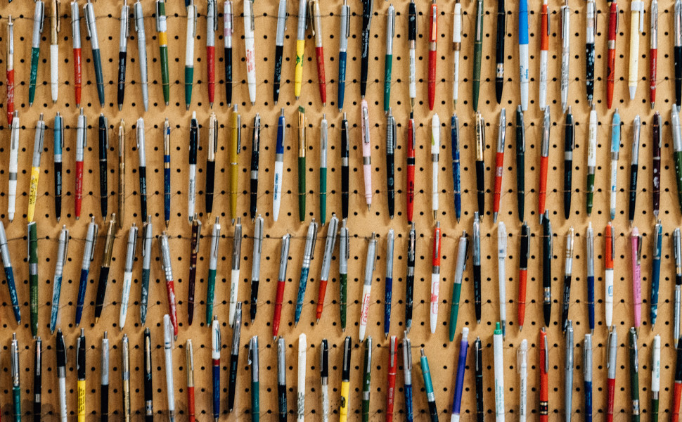 Eine Wand voller Kugelschreiber